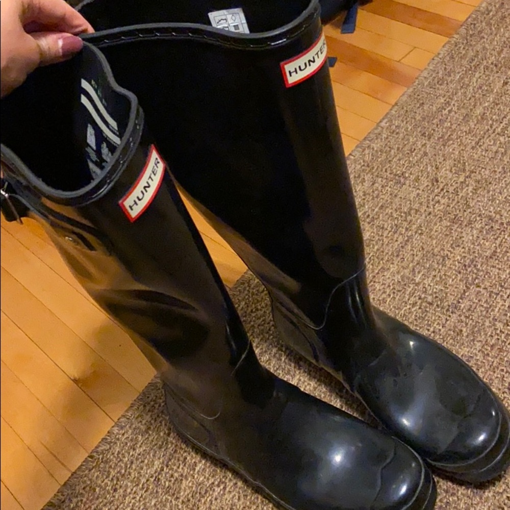Size 8 black glossy hunter rain boots